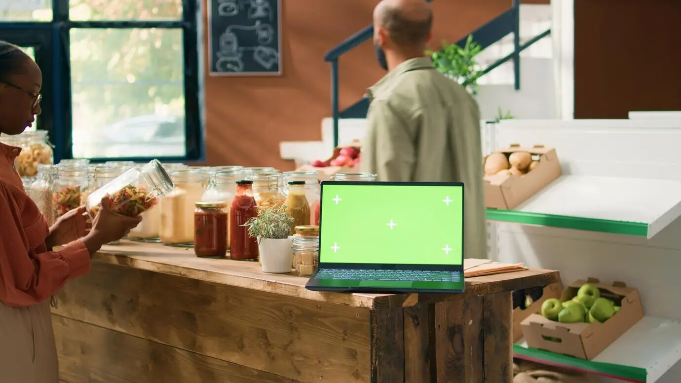 Grüner Bildschirm auf einem Gerät in einem Öko-Laden.