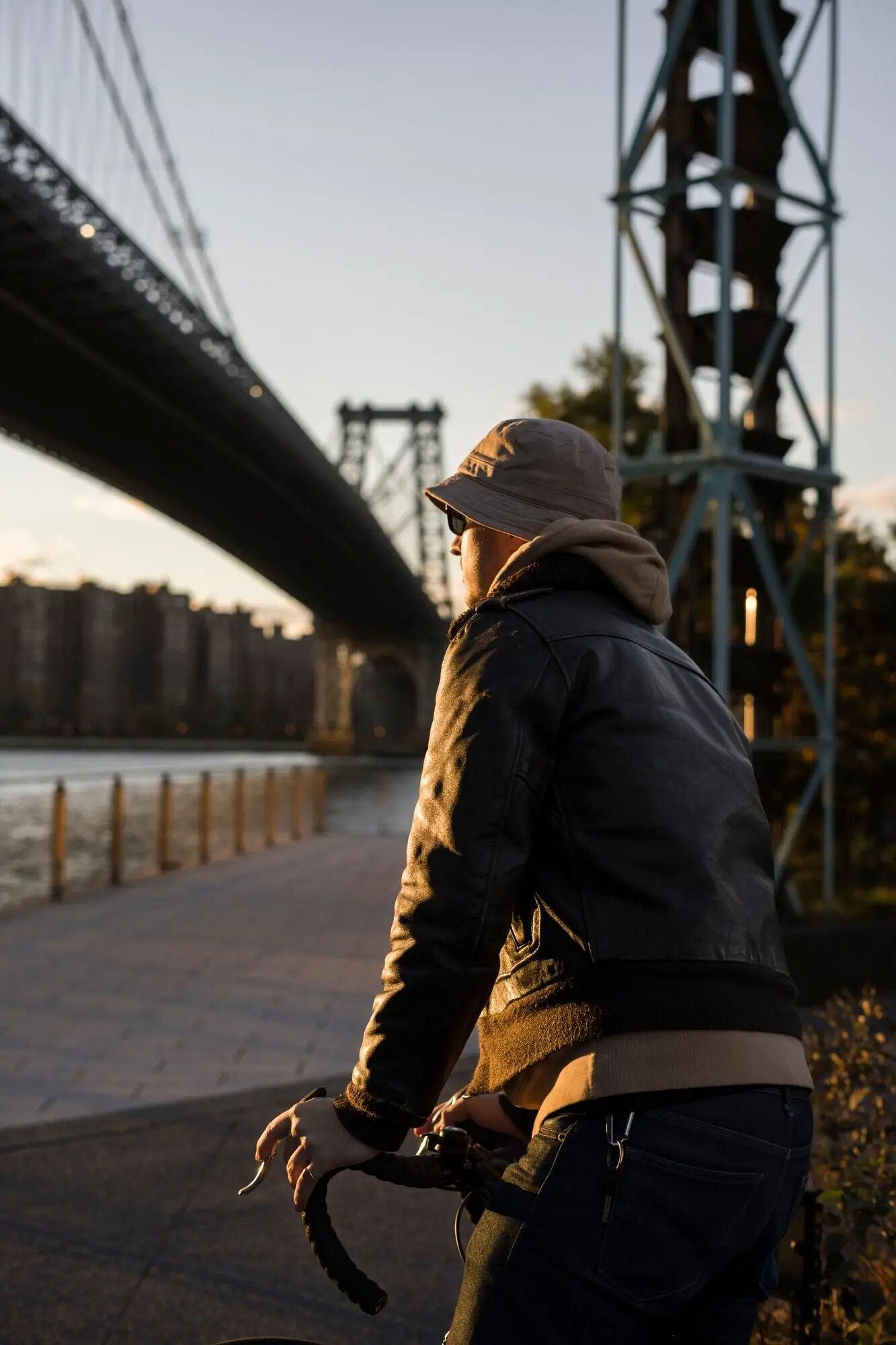 Person, die in New York ein umweltfreundliches Verkehrsmittel nutzt.