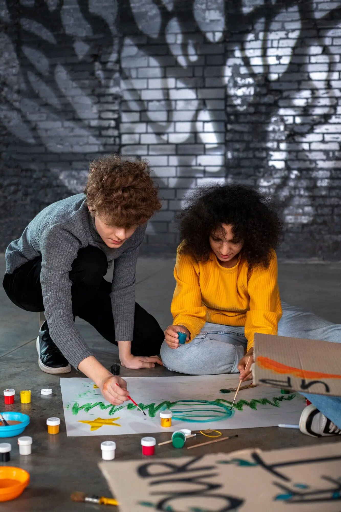 Gesamtaufnahme von jungen Leuten, die Banner machen.